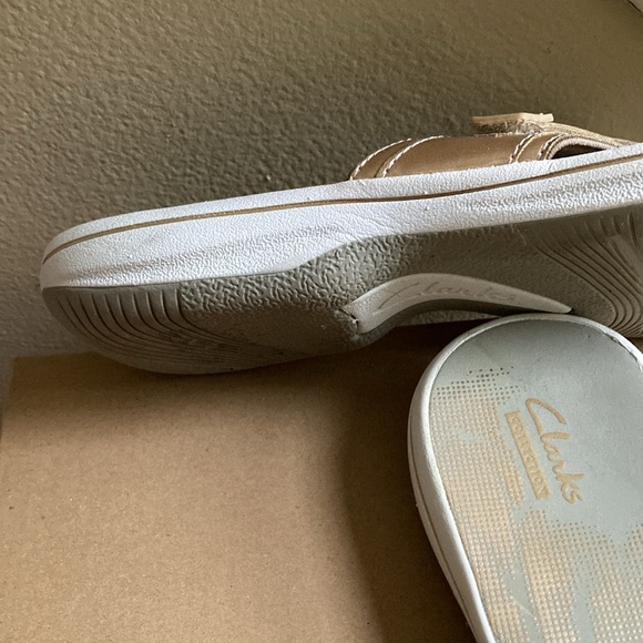 Clarks Women's Gold Sandals - Picture 4 of 6